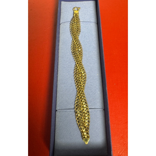 Hallmarked 9ct Gold 375 Wide Multi-Strand Woven Curb Link Bracelet – 7.36g, approx 18cm length, spring ring clasp, presented in jewellery box.

Heavy substantial piece, scrap or wear. 

Shipping Available.
Keywords: 9ct gold bracelet 375 hallmarked woven curb link vintage solid gold jewellery.