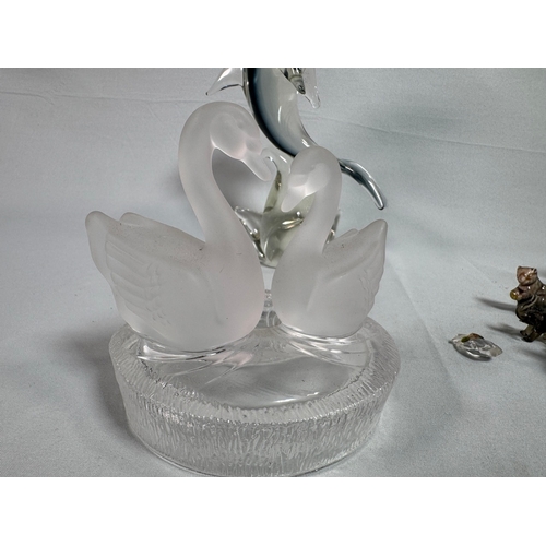 656 - Mixed Art Glass & Crystal Animal Figurines incl. Dolphin, Swans, Polar Bear  Assorted glass pieces i... 