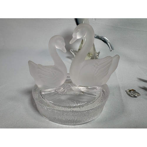 656 - Mixed Art Glass & Crystal Animal Figurines incl. Dolphin, Swans, Polar Bear  Assorted glass pieces i... 