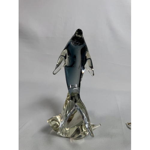 656 - Mixed Art Glass & Crystal Animal Figurines incl. Dolphin, Swans, Polar Bear  Assorted glass pieces i... 
