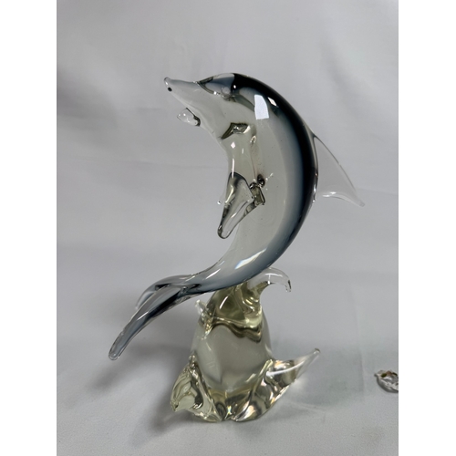 656 - Mixed Art Glass & Crystal Animal Figurines incl. Dolphin, Swans, Polar Bear  Assorted glass pieces i... 