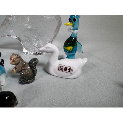 656 - Mixed Art Glass & Crystal Animal Figurines incl. Dolphin, Swans, Polar Bear  Assorted glass pieces i... 