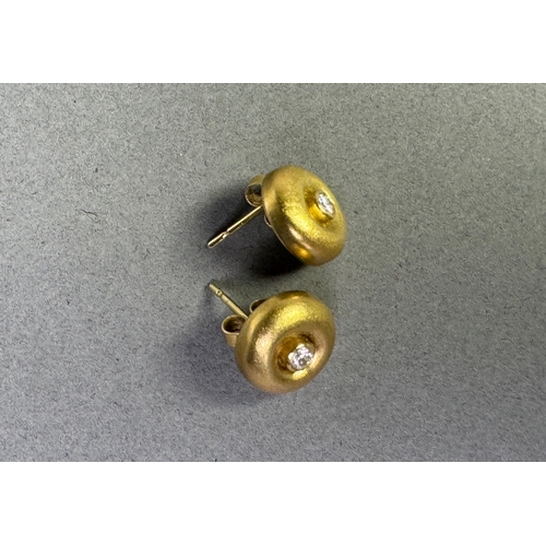 50 - 18ct (750) hallmarked gold stud earrings with central brilliant-cut diamonds — 5.65g total.

Hallmar... 