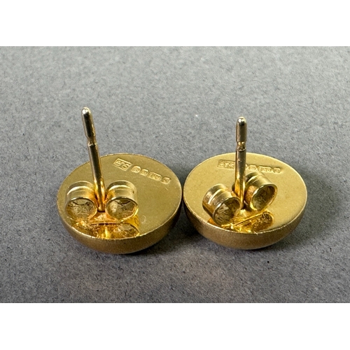 50 - 18ct (750) hallmarked gold stud earrings with central brilliant-cut diamonds — 5.65g total.

Hallmar... 