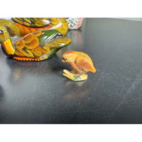 586 - Large Collection of Ceramic & Pottery Bird Figures – inc. Beswick & Beneagles (Shipping Available).
... 