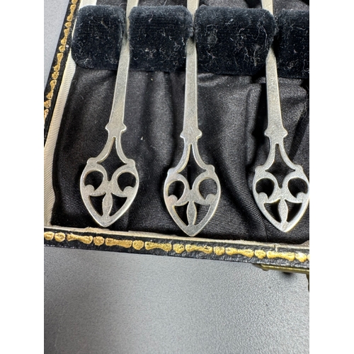 39 - Cased set of six English hallmarked sterling silver pierced-handle teaspoons 58grams, decorative Got... 