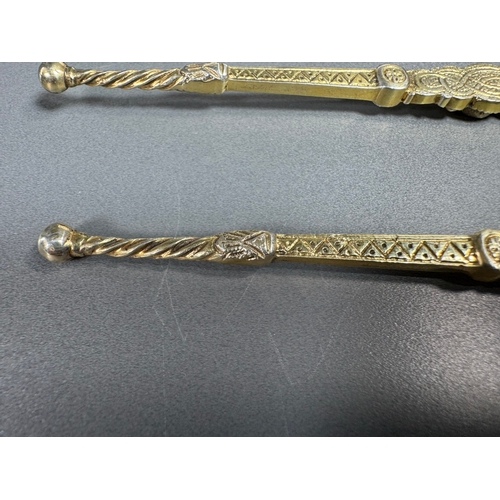 37 - Pair of English silver‑gilt engraved shell servers (83grams) in Edward VII presentation case.

Condi... 