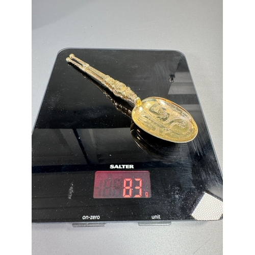 37 - Pair of English silver‑gilt engraved shell servers (83grams) in Edward VII presentation case.

Condi... 