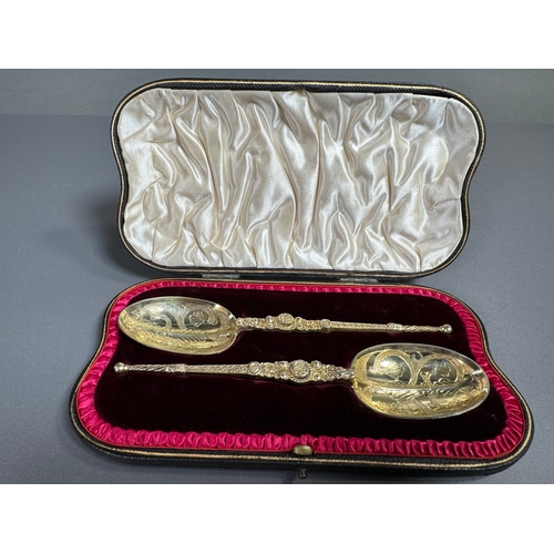 37 - Pair of English silver‑gilt engraved shell servers (83grams) in Edward VII presentation case.

Condi... 