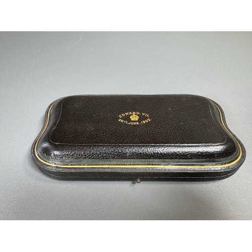 37 - Pair of English silver‑gilt engraved shell servers (83grams) in Edward VII presentation case.

Condi... 