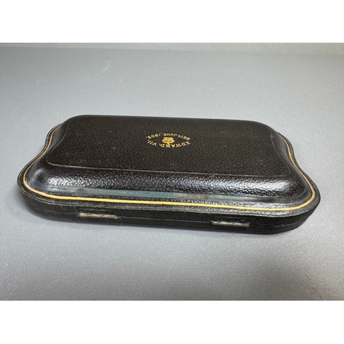 37 - Pair of English silver‑gilt engraved shell servers (83grams) in Edward VII presentation case.

Condi... 