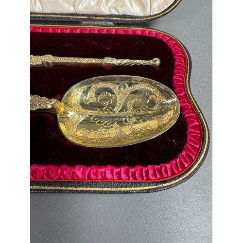 37 - Pair of English silver‑gilt engraved shell servers (83grams) in Edward VII presentation case.

Condi... 