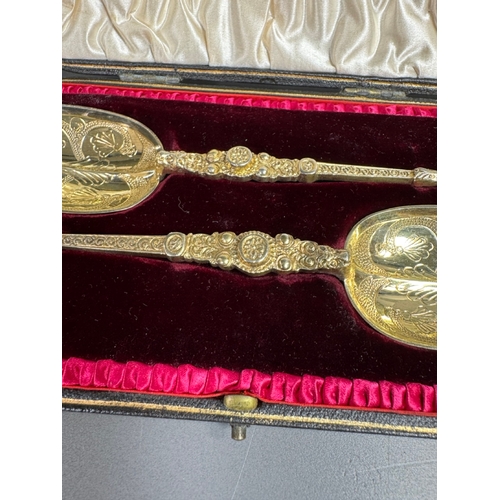 37 - Pair of English silver‑gilt engraved shell servers (83grams) in Edward VII presentation case.

Condi... 