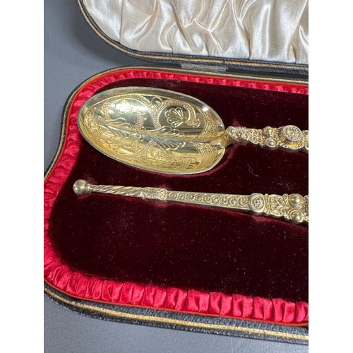 37 - Pair of English silver‑gilt engraved shell servers (83grams) in Edward VII presentation case.

Condi... 