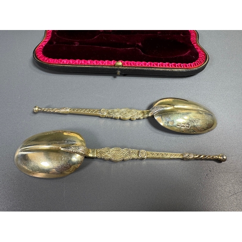 37 - Pair of English silver‑gilt engraved shell servers (83grams) in Edward VII presentation case.

Condi... 