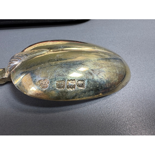 37 - Pair of English silver‑gilt engraved shell servers (83grams) in Edward VII presentation case.

Condi... 