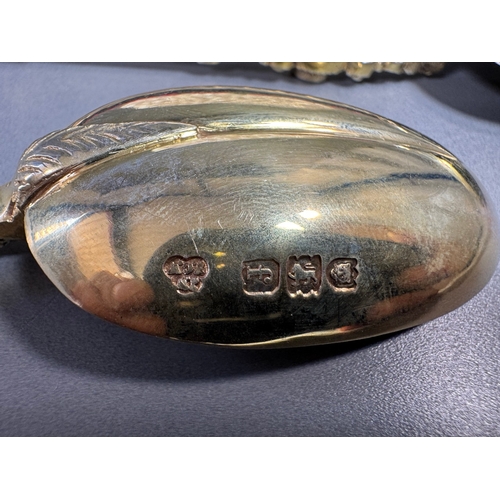 37 - Pair of English silver‑gilt engraved shell servers (83grams) in Edward VII presentation case.

Condi... 