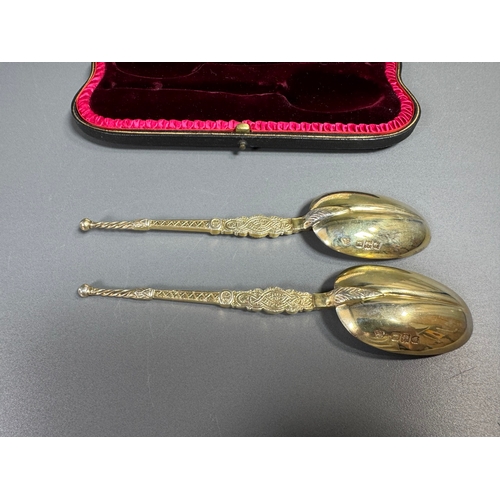 37 - Pair of English silver‑gilt engraved shell servers (83grams) in Edward VII presentation case.

Condi... 
