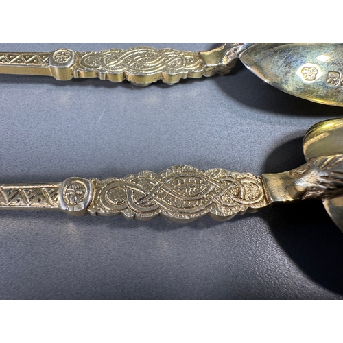 37 - Pair of English silver‑gilt engraved shell servers (83grams) in Edward VII presentation case.

Condi... 