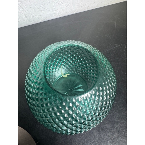 317 - Yankee Candle Teal Diamond-Quilted Glass Hurricane Lantern & Votive Holder Set

A stylish and substa... 