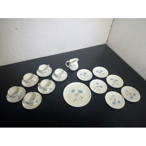 319 - This elegant 20-piece Wedgwood 