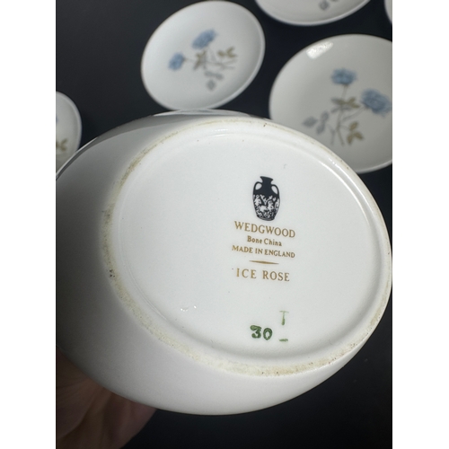 319 - This elegant 20-piece Wedgwood 