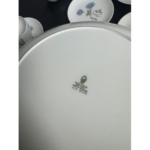 319 - This elegant 20-piece Wedgwood 