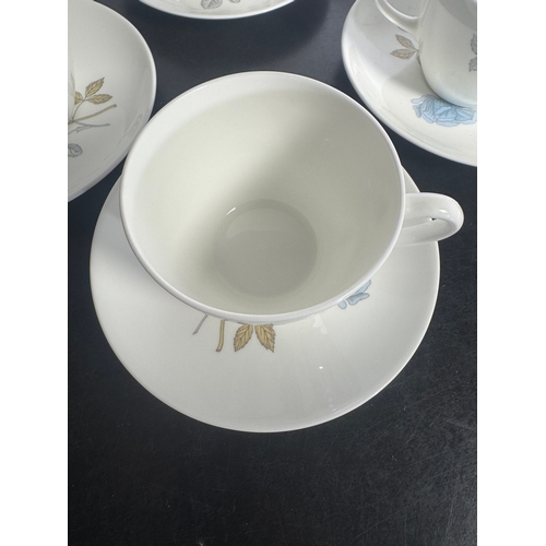 319 - This elegant 20-piece Wedgwood 