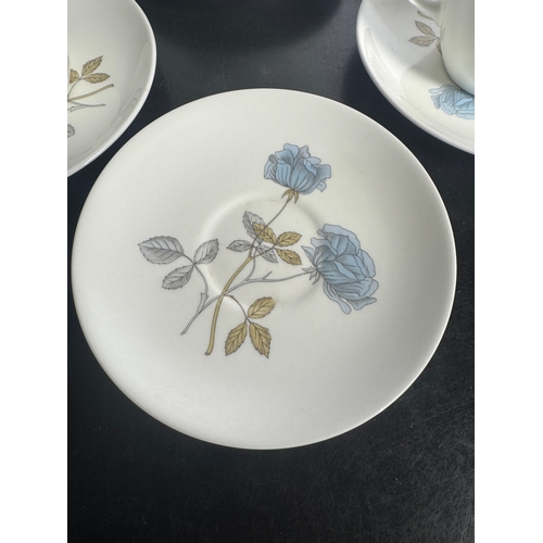 319 - This elegant 20-piece Wedgwood 