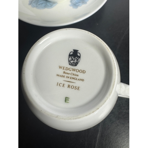 319 - This elegant 20-piece Wedgwood 