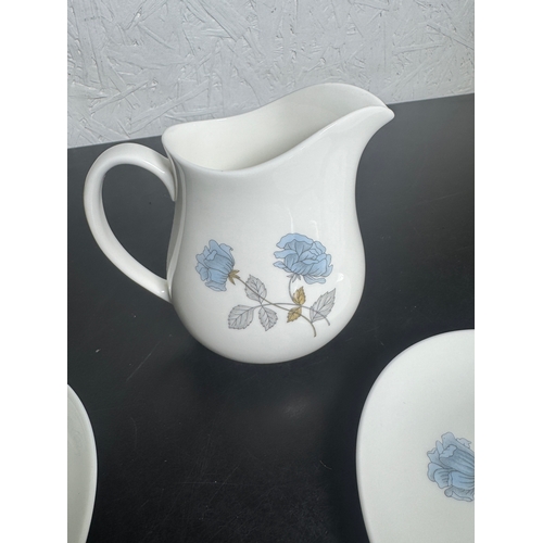 319 - This elegant 20-piece Wedgwood 