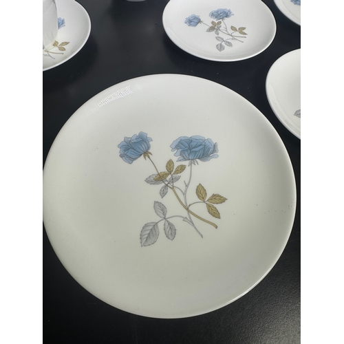 319 - This elegant 20-piece Wedgwood 