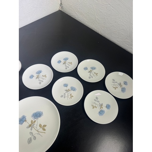 319 - This elegant 20-piece Wedgwood 