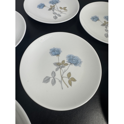 319 - This elegant 20-piece Wedgwood 