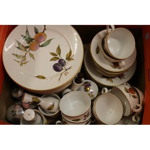 106 - A large quantity of Worcester Evesham table and tea ware