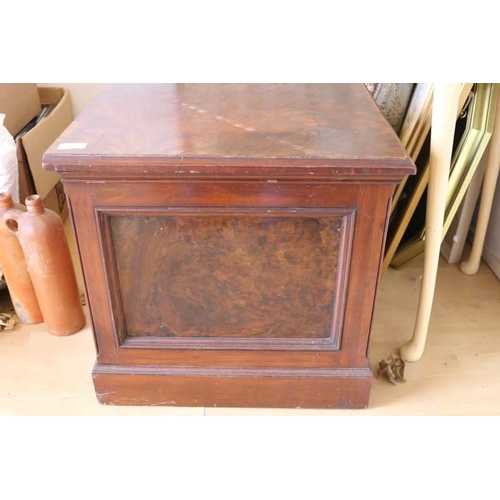 72 - A Walnut commode