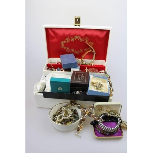 384 - A selection of costume jewellery items to include bracelets etc