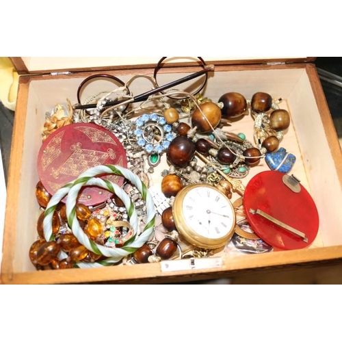 399 - A box of assorted costume jewellery