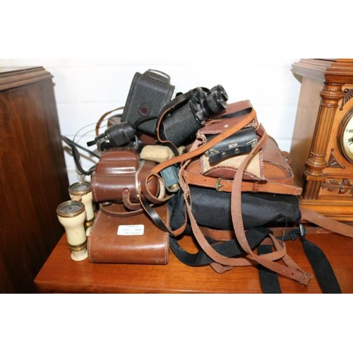 538 - A good selection of vintage cameras and binoculars