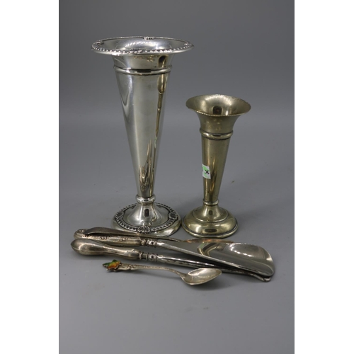 125 - A small box of silver items to include two bud vases, shoe horn, tea spoons and boot pull.