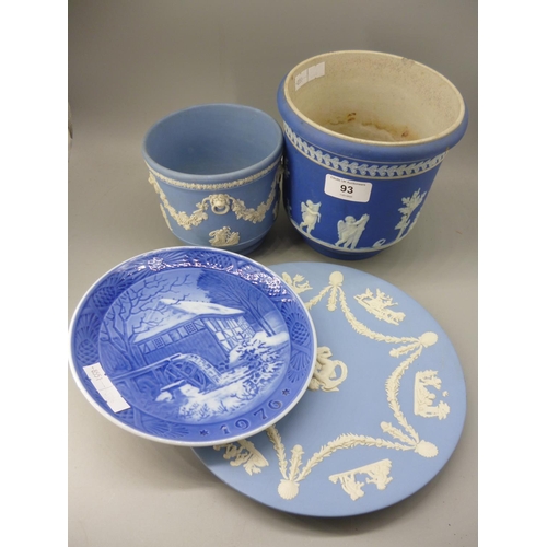 195 - Wedgwood planter together with 2 smaller planters and plates