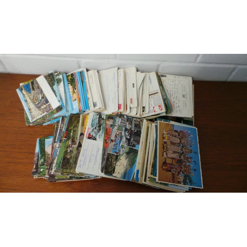 271 - Large selection of assorted mainly 80's postcards etc