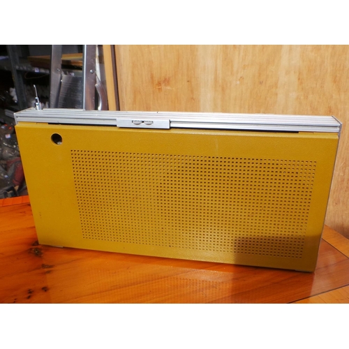 757 - Bang and Olufsen Beolit 600 radio slightly a/f