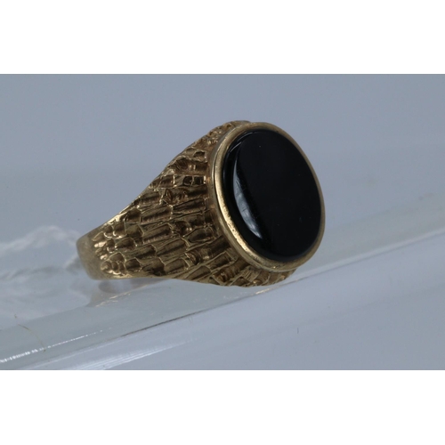 167 - A 9ct gold signet ring set with black centre stone (approx 3.93g) approx size O