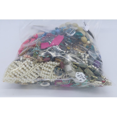 209 - A bag of costume jewellery