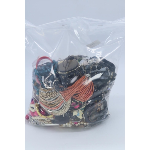 216 - A bag of costume jewellery