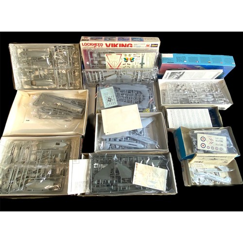 591 - A selection of boxed model kits (all 1/72 scale unless otherwise stated) to include Hobby Craft Vamp... 