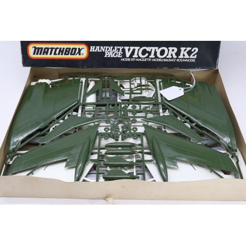 633 - A boxed Matchbox model kit 1:72 scale Handley Page Victor K2 (appears unused but contents not checke... 