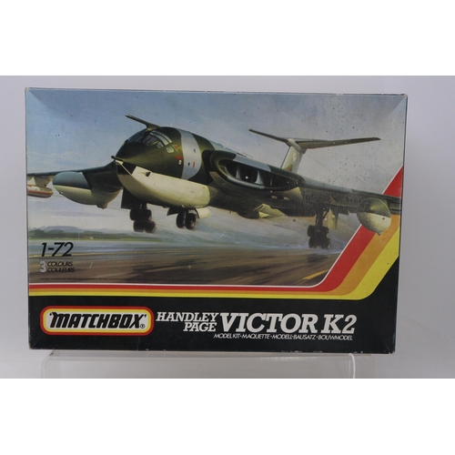 633 - A boxed Matchbox model kit 1:72 scale Handley Page Victor K2 (appears unused but contents not checke... 