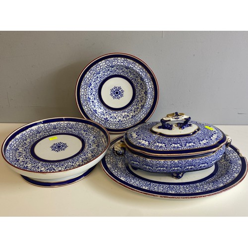 711 - Royal Worcester Royal Lily table and dinnerware including plates, tureens, vegetable plates (some pl... 